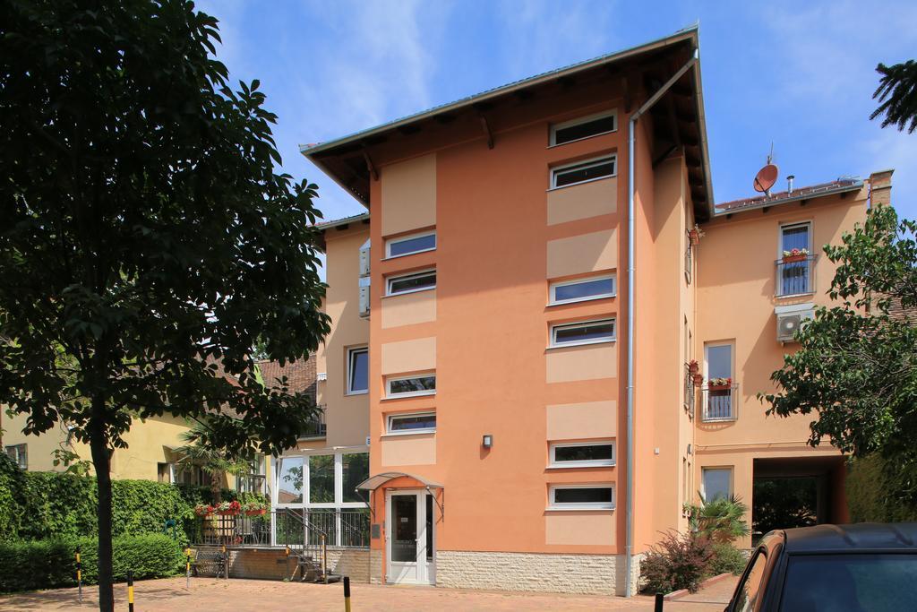 Napraforgo Wellness Haz Es Panzio Bed & Breakfast Beci Exterior foto