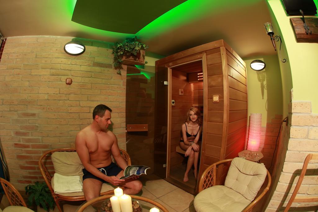 Napraforgo Wellness Haz Es Panzio Bed & Breakfast Beci Exterior foto